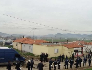 Θήβα: Τσιγγάνοι τραυμάτισαν με πέτρες έναν αστυνομικό στο κεφάλι μέσα στον καταυλισμό τους!